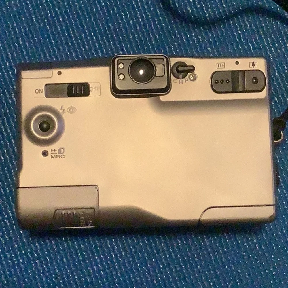 Canon ELPH 370Z Black and Silver Camera